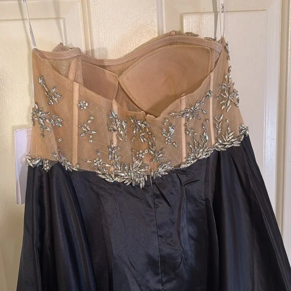 MAC DUGGAL
Strapless Embellished Bustier Ball Gown - Picture 9 of 16